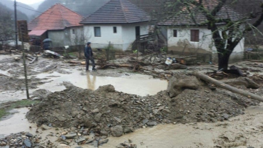 BIJELO POLJE: Čiste se putevi, voda se povlači BIJELO POLJE: Čiste se putevi, voda se povlači