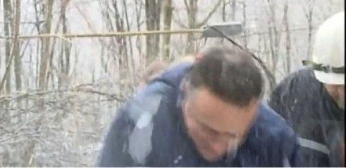 VIDEO: Srpskog ministra ledenica udarila u glavu VIDEO: Srpskog ministra ledenica udarila u glavu