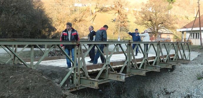 Vojska postavila most u selu Prošćenje Vojska postavila most u selu Prošćenje