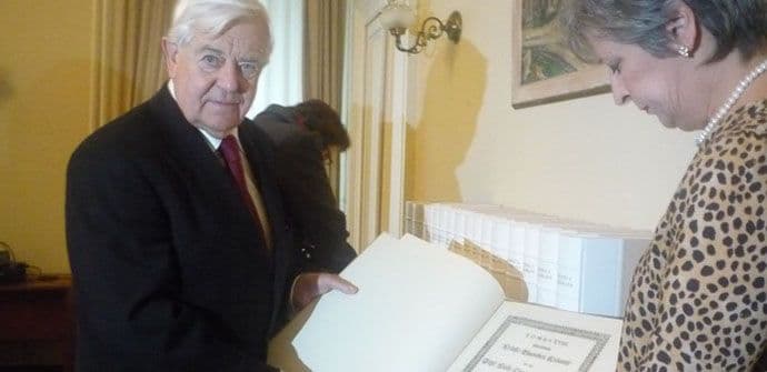 Kučan uručio Nacionalnoj biblioteci „Valvasorovu Ikonoteku“ Kučan uručio Nacionalnoj biblioteci „Valvasorovu Ikonoteku“