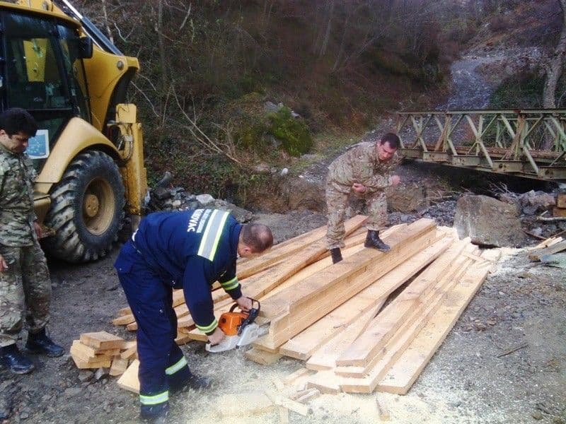 MOJKOVAC: Vojnici mostom povezali Prošćenje sa gradom MOJKOVAC: Vojnici mostom povezali Prošćenje sa gradom