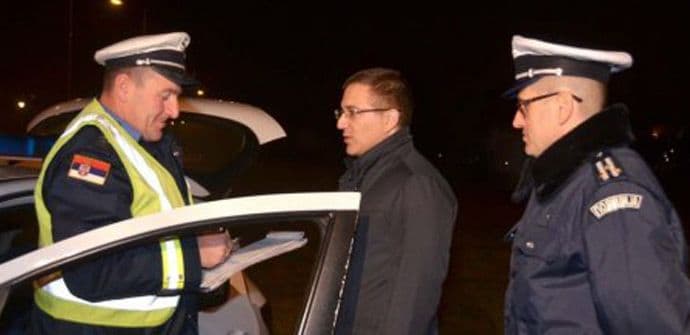 BLIC: Mladim vozačima zabrana vožnje od 23 sata do jutra BLIC: Mladim vozačima zabrana vožnje od 23 sata do jutra