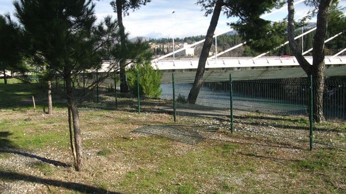 RODITELJI OPREZ: Oštećena ograda oko dječijeg igrališta, a dolje ambis RODITELJI OPREZ: Oštećena ograda oko dječijeg igrališta, a dolje ambis