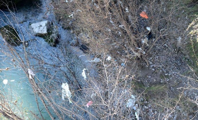 FOTO: Obala Morače "okićena" kesama FOTO: Obala Morače "okićena" kesama