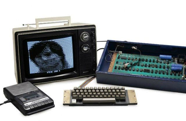 Apple 1 prodat na aukciji, cijena ispod očekivane Apple 1 prodat na aukciji, cijena ispod očekivane