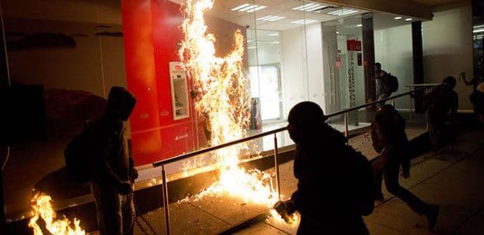 Molotovljev koktel – najtraženiji recept u Ukrajini Molotovljev koktel – najtraženiji recept u Ukrajini