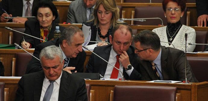 Poslanici upozorili na opasnost od daljeg zaduženja Poslanici upozorili na opasnost od daljeg zaduženja