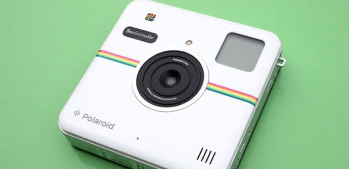 Kamera koji ima mogućnost štampanja fotografija Kamera koji ima mogućnost štampanja fotografija