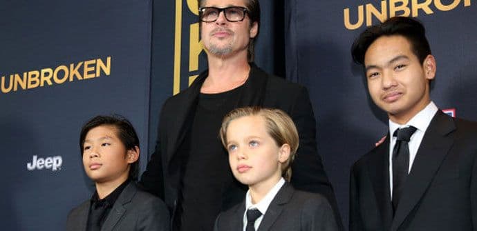 Osmogodišnja kćerka Anđeline i Breda na crvenom tepihu u odijelu i kravati Osmogodišnja kćerka Anđeline i Breda na crvenom tepihu u odijelu i kravati