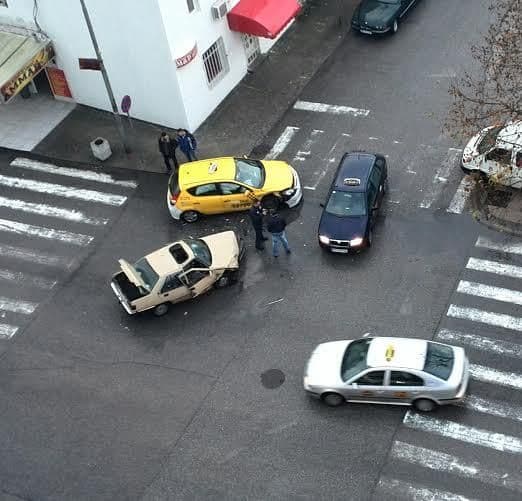 FOTO: Sudar u centru Podgorice, nema povrijeđenih FOTO: Sudar u centru Podgorice, nema povrijeđenih