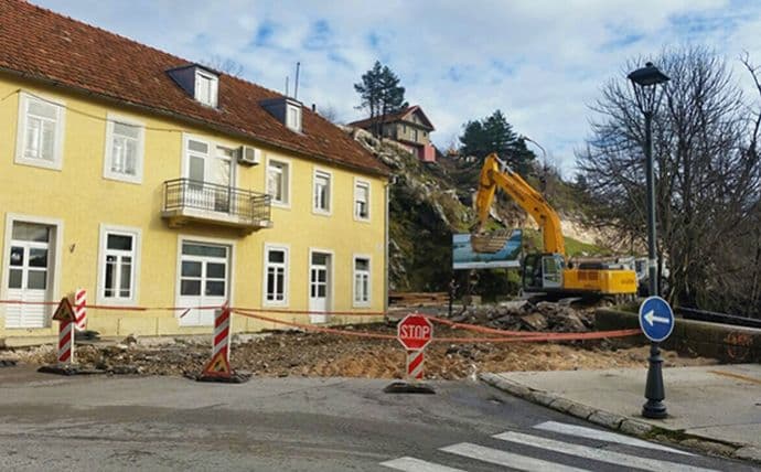 Cetinje: Ivanbegova ulica zatvorena za saobraćaj Cetinje: Ivanbegova ulica zatvorena za saobraćaj