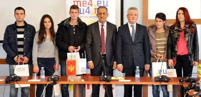 Pasoš za devet crnogorskih državljana koji danas slave punoljetstvo Pasoš za devet crnogorskih državljana koji danas slave punoljetstvo