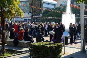 FOTO: Centar Podgorice u znaku proslave, Stijepović kitio jelku sa građanima FOTO: Centar Podgorice u znaku proslave, Stijepović kitio jelku sa građanima