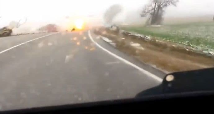 „Munja pogodila auto, ovo je božanska intervencija“ (VIDEO) „Munja pogodila auto, ovo je božanska intervencija“ (VIDEO)