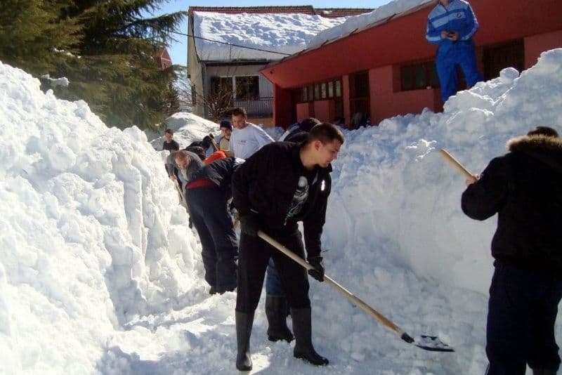 Opština Cetinje poručila: Čistite snijeg sa krovova i ulica Opština Cetinje poručila: Čistite snijeg sa krovova i ulica