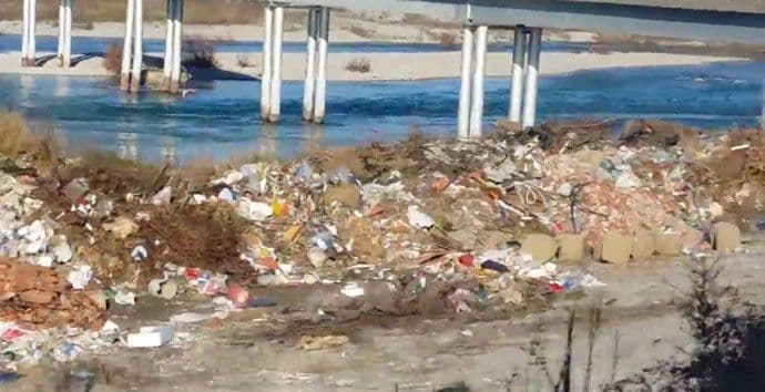 VIDEO: Smeće i komunalni otpad pored pruge VIDEO: Smeće i komunalni otpad pored pruge