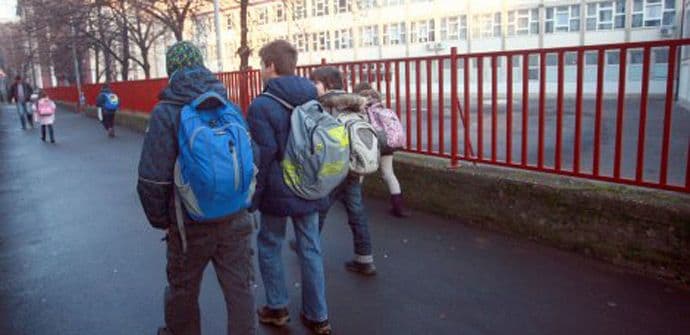 NOVI SAD: Uvodi se kontrola torbi u osnovnim i srednjim školama NOVI SAD: Uvodi se kontrola torbi u osnovnim i srednjim školama