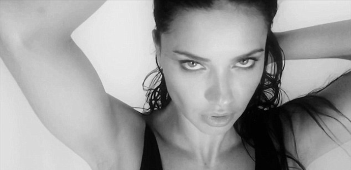 Adriana Lima zavodi u novom videu magazina Love (VIDEO) Adriana Lima zavodi u novom videu magazina Love (VIDEO)