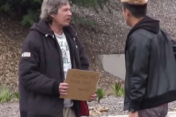 Dao beskućniku 100 dolara, snimao ga i ostao bez teksta (VIDEO)