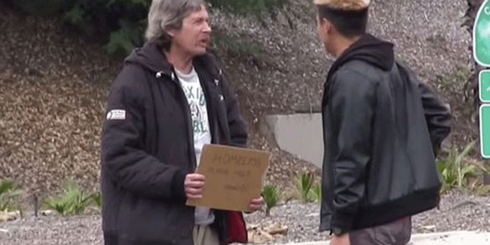 Dao beskućniku 100 dolara, snimao ga i ostao bez teksta (VIDEO) Dao beskućniku 100 dolara, snimao ga i ostao bez teksta (VIDEO)