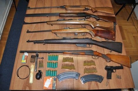 U Danilovgradu pretresima oduzet arsenal oružja U Danilovgradu pretresima oduzet arsenal oružja