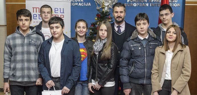 Nagrađeni pobjednici kviza „Igraj online – Crna Gora i EU“ Nagrađeni pobjednici kviza „Igraj online – Crna Gora i EU“