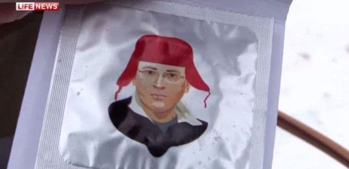 Dijelili kondome s likovima opozicionara Dijelili kondome s likovima opozicionara