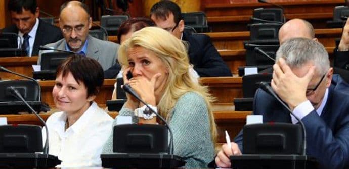 Skupština Srbije juče donijela, danas ukinula odluku o pomoći za zaposlene Skupština Srbije juče donijela, danas ukinula odluku o pomoći za zaposlene