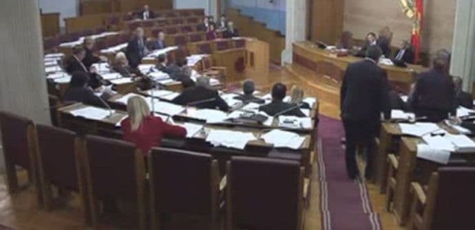 Fizički obračun Stanišića i Kaluđerovića u parlamentu Fizički obračun Stanišića i Kaluđerovića u parlamentu