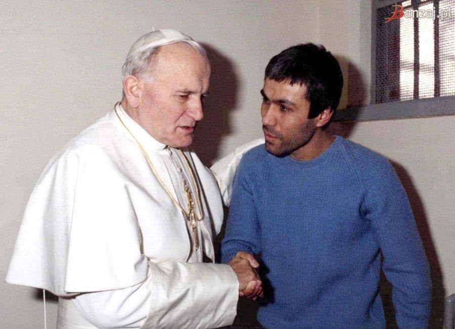 Atentator na papu Jovana posjetio njegov grob Atentator na papu Jovana posjetio njegov grob