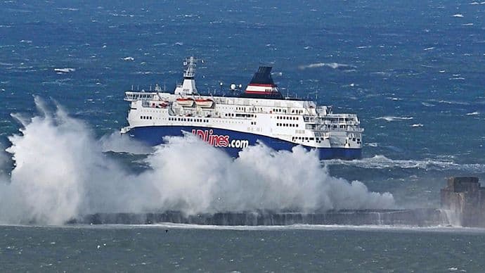 GRČKA: Gori trajekt, evakuacija u toku GRČKA: Gori trajekt, evakuacija u toku