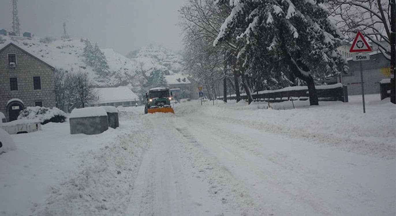Zbog snijega otežan saobraćaj u Nikšiću, Šavniku i Plužinama Zbog snijega otežan saobraćaj u Nikšiću, Šavniku i Plužinama