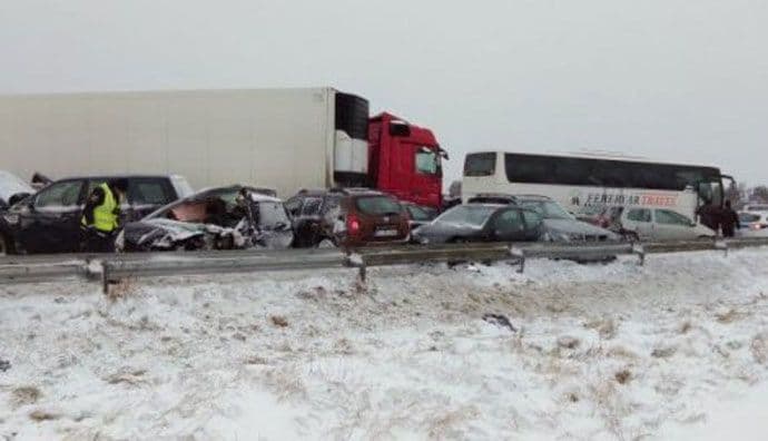 Slovenija: U lančanom sudaru 50 vozila, jedna osoba poginula Slovenija: U lančanom sudaru 50 vozila, jedna osoba poginula