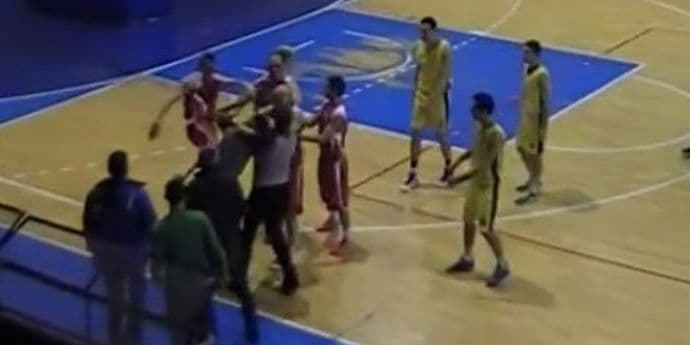 VIDEO: Košarkaši Bora pretukli sudiju! VIDEO: Košarkaši Bora pretukli sudiju!