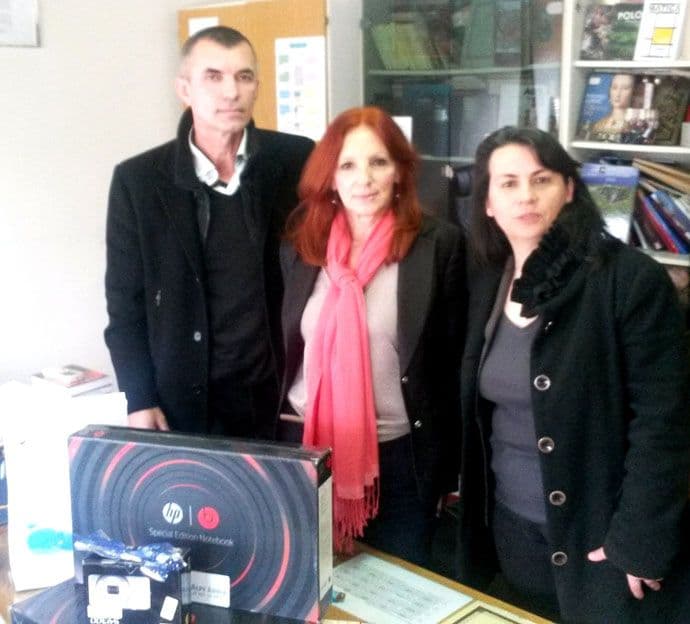 Hypo banka donirala Gimnaziji “Petar I Petrović-Njegoš“ laptopove i kamere Hypo banka donirala Gimnaziji “Petar I Petrović-Njegoš“ laptopove i kamere