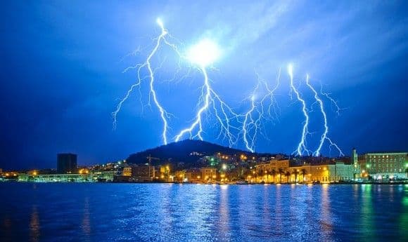 Četvoročlanu porodicu u Brazilu ubio grom na plaži Četvoročlanu porodicu u Brazilu ubio grom na plaži