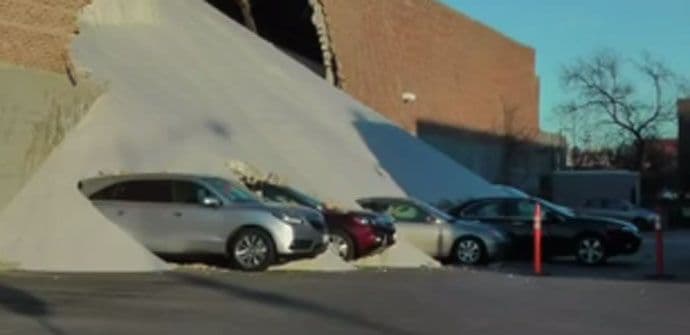 So za posipanje puteva zatrpala automobile (VIDEO) So za posipanje puteva zatrpala automobile (VIDEO)