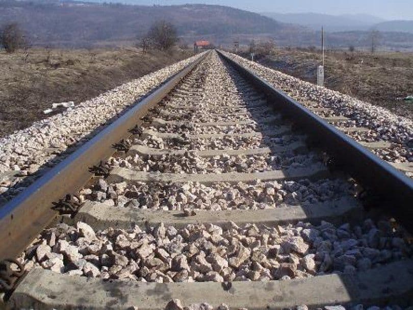Voz udario u automobil, poginuo vožač Voz udario u automobil, poginuo vožač