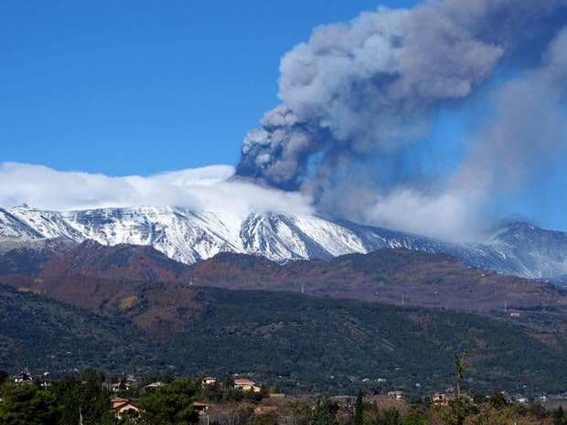 Etna izbacuje dim i pepeo (VIDEO) Etna izbacuje dim i pepeo (VIDEO)