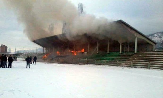 VIDEO: Izgorio stadion u Kosovskoj Mitrovici VIDEO: Izgorio stadion u Kosovskoj Mitrovici