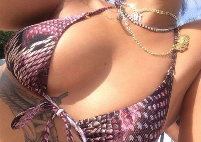 FOTO: Slika njenih grudi ima pola miliona lajkova na Instagramu FOTO: Slika njenih grudi ima pola miliona lajkova na Instagramu