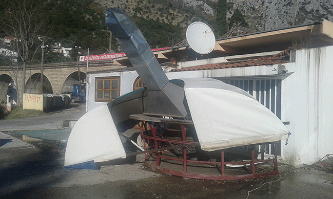 FOTO: Vjetar zbija šale, roštilj (baš) pod tendom FOTO: Vjetar zbija šale, roštilj (baš) pod tendom