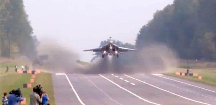 VIDEO: Kako MiG 29 slijeće na autoput VIDEO: Kako MiG 29 slijeće na autoput