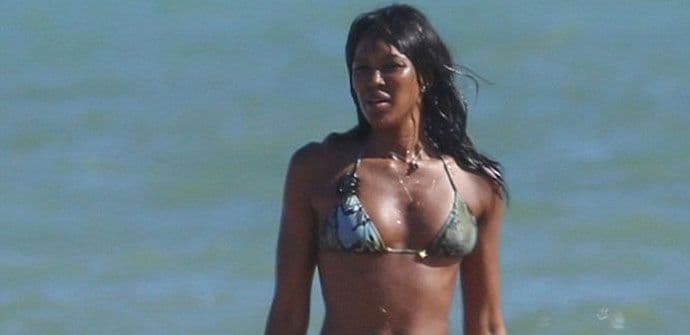 FOTO: Naomi Kembel mami uzdahe na plaži FOTO: Naomi Kembel mami uzdahe na plaži