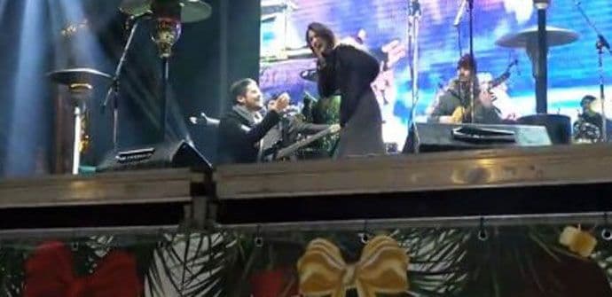 Nikola Rokvić na koncertu zaprosio Bojanu Barović (VIDEO) Nikola Rokvić na koncertu zaprosio Bojanu Barović (VIDEO)