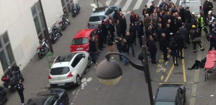 Maskirani napadači ubili 12 ljudi u redakciji "Šarli Ebdoa" Maskirani napadači ubili 12 ljudi u redakciji "Šarli Ebdoa"