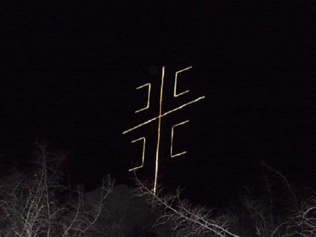 UZALUD ZABRANE: Krst sa četiri ocila svijetli iznad Risna UZALUD ZABRANE: Krst sa četiri ocila svijetli iznad Risna