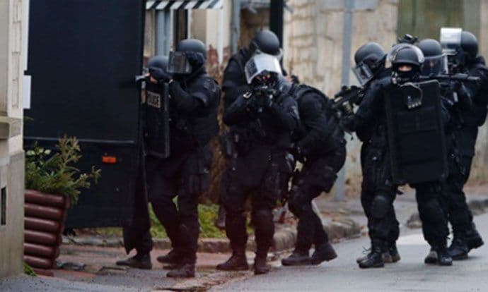 Poginula policajka u napadu u predgrađu Pariza Poginula policajka u napadu u predgrađu Pariza