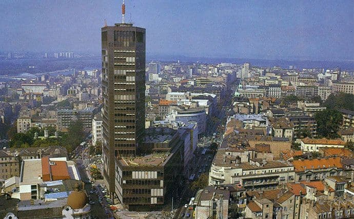 BEOGRAD: Otac bacio bebu s trećeg sprata BEOGRAD: Otac bacio bebu s trećeg sprata