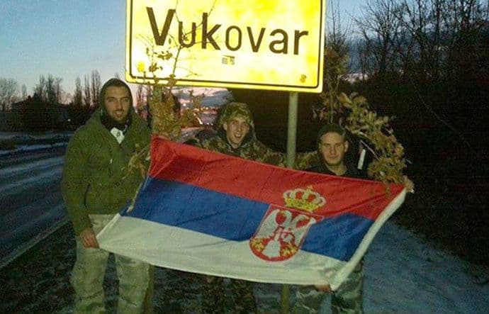 Vukovar: Prijava protiv mladića zbog slikanja sa zastavom Srbije Vukovar: Prijava protiv mladića zbog slikanja sa zastavom Srbije